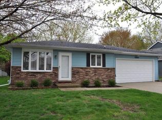 1060 Blackhawk Dr, Elgin, IL 60120