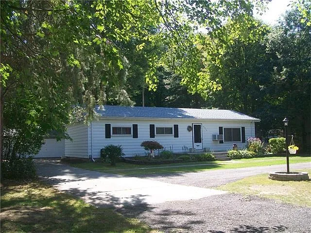 9074 Field Rd photo 1