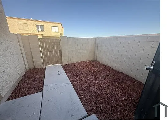 3 bed, 1008 sqft, $1,799 — Photo 3