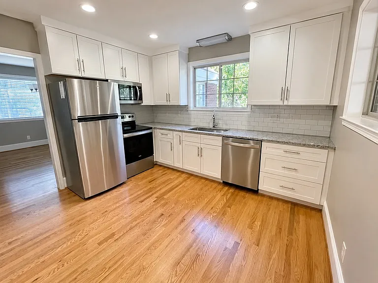 319 W Martintown Rd — Photo 4