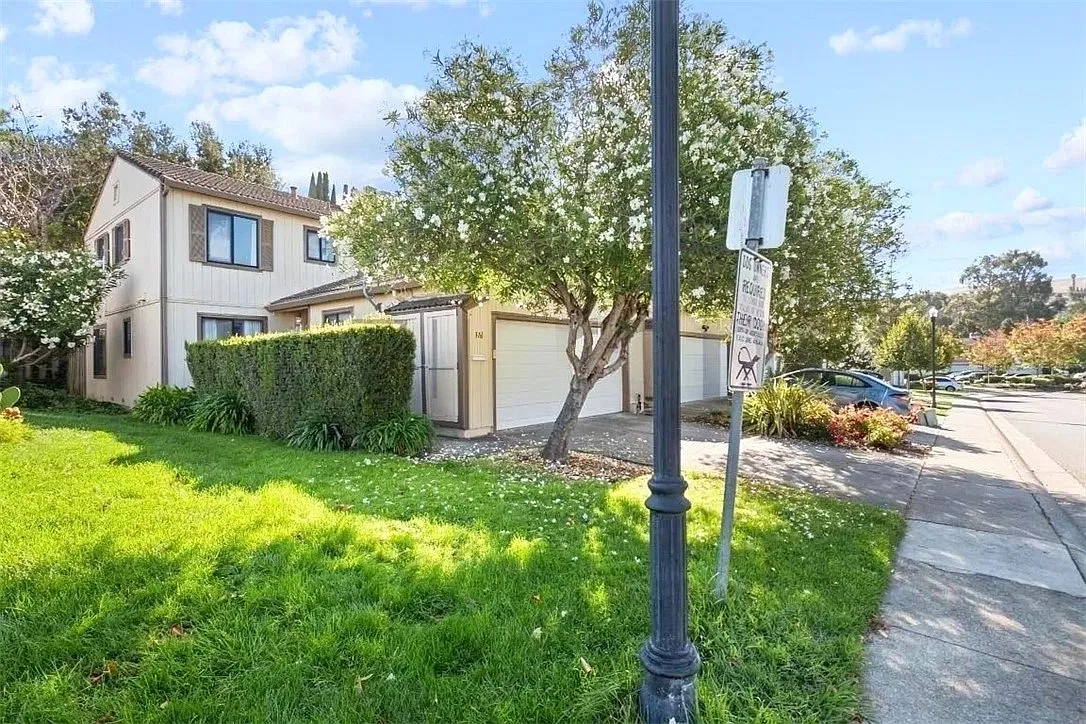3 bed, 2.5 bath, 1596 sqft, $2,365 — Photo 2