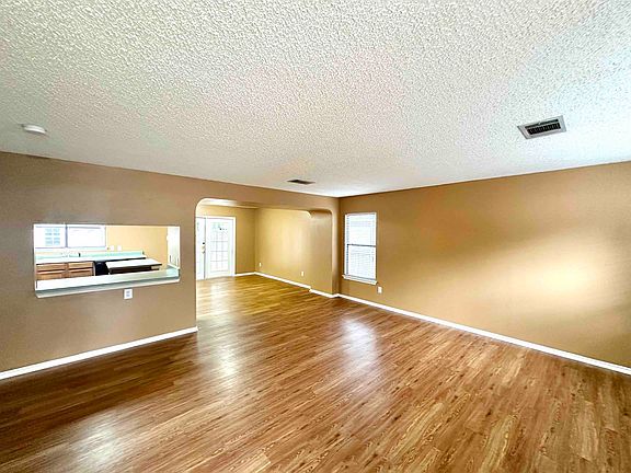 2nd image of 500 Woodford Dr