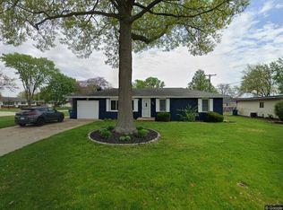 34 Queensway Dr, Sherman, IL 62684