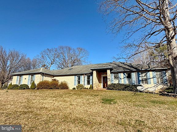 3rd image of 1020 Suffolk Dr