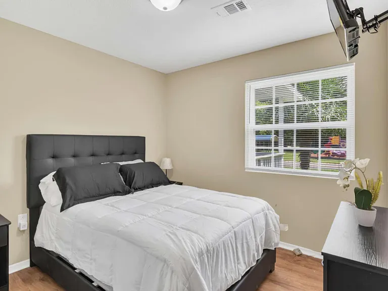 520 Walden St — Photo 7