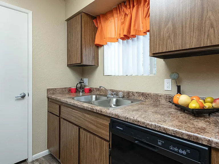 Camelback Cove Apartments — Photo 23