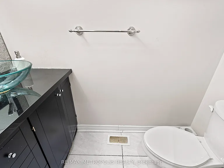 552 Feathergrass Cres #MAIN UPPER — Photo 13
