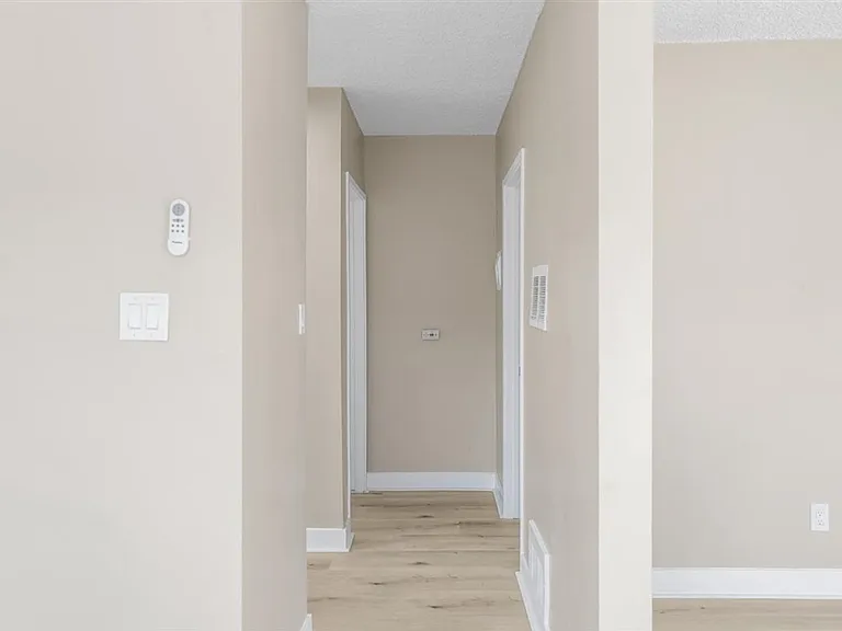531 W Hyde Park Blvd #14 — Photo 7