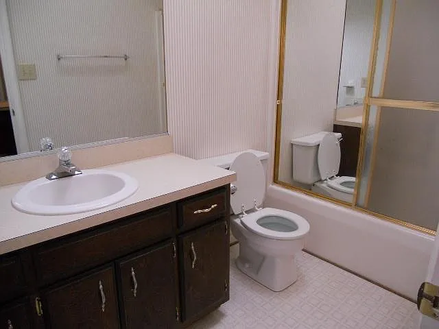 OLDER PHOTO - PRIMARY BATHROOM- UPDATED PAINT/FLOORING/FIXTURE/SLIDING SHOWER DOORS.
ALL WALL PAPER HAS BEEN REMOVED.