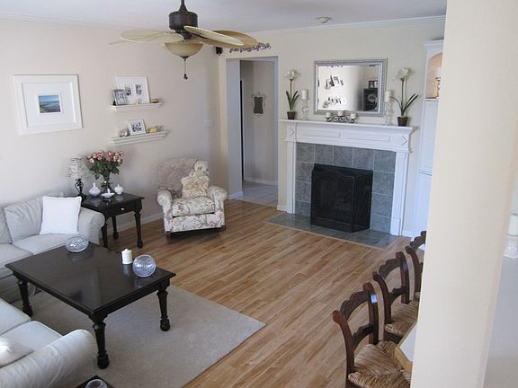 Family room w gas fireplace 