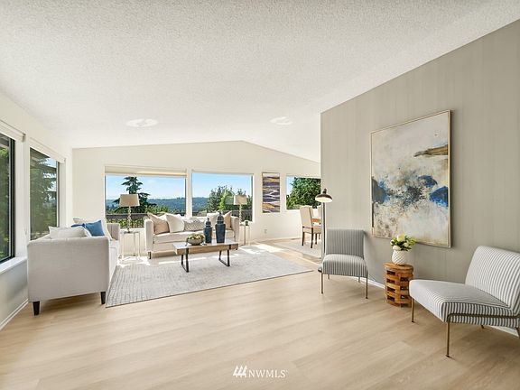Living Room>