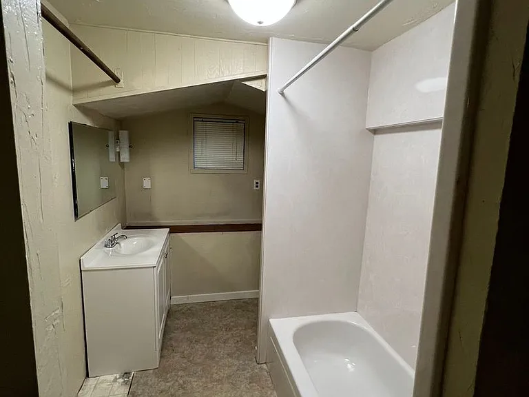 3960 University St — Photo 15