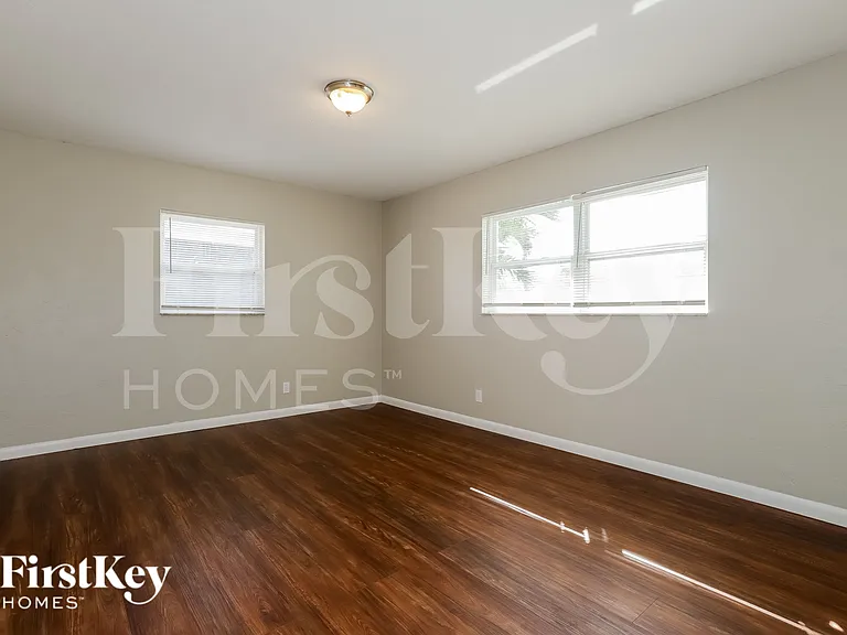 11525 59th Ter — Photo 15