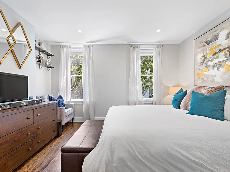 1112 Hudson St #2R — Photo 8