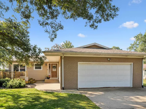 9 Crestview Dr, Geneseo, IL 61254