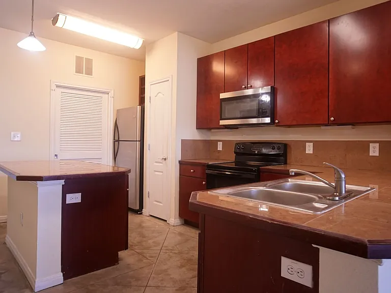 910 W 25th St #607 — Photo 3