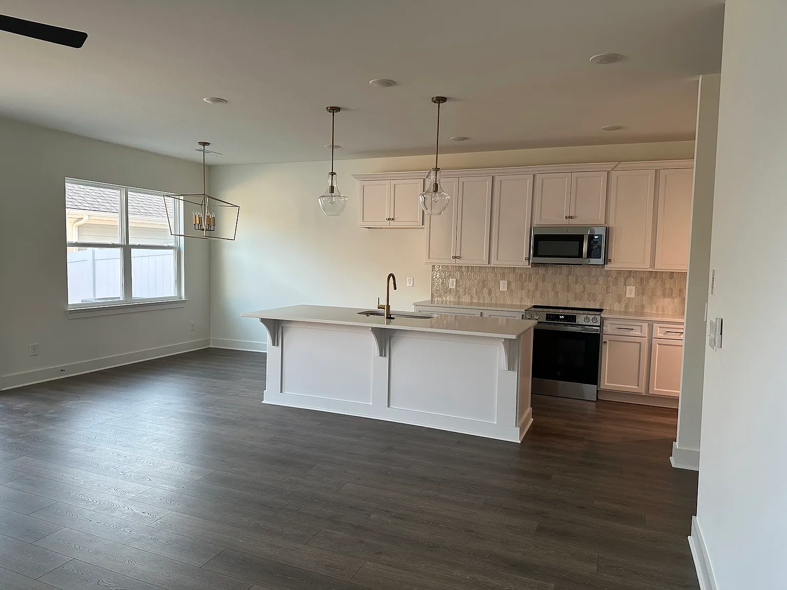 4 bed, 3.5 bath, 2587 sqft, $2,650 — Photo 2