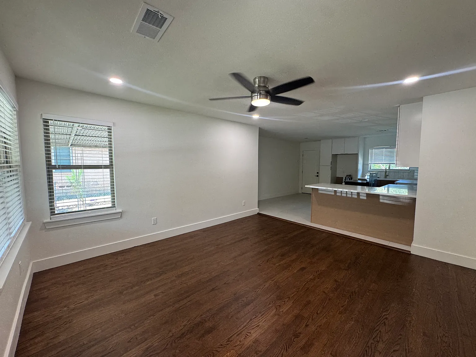 4 bed, 968 sqft, $2,200 — Photo 4