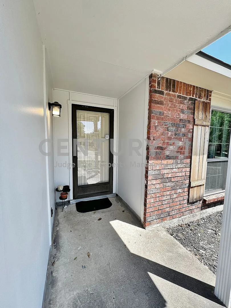 Well Maintained 3/2/1 Home in Dallas For Rent! — Photo 2