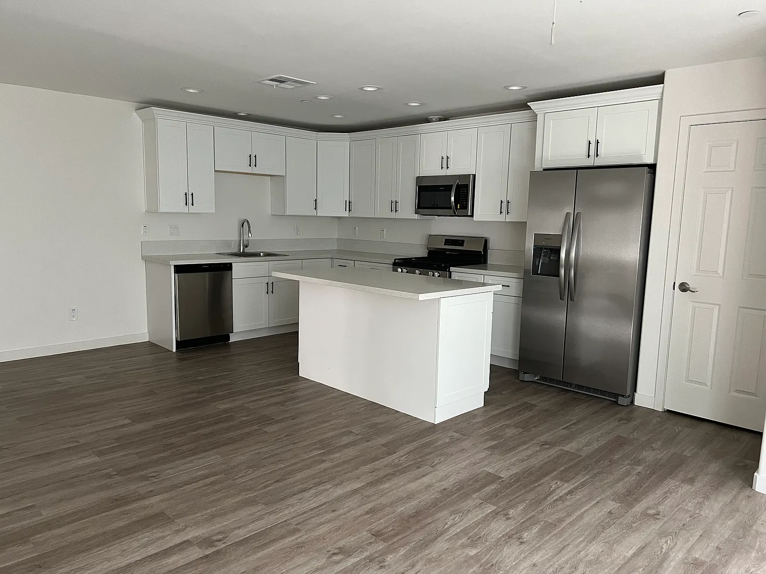 3 bed, 2.0 bath, 1200 sqft, $2,800 — Photo 2