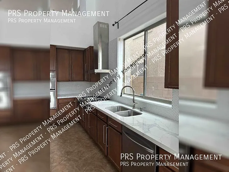 2741 W Redwood Ln — Photo 8