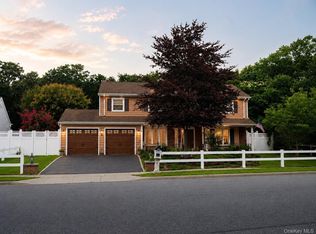 8 Singingwood Drive, Holbrook, NY 11741