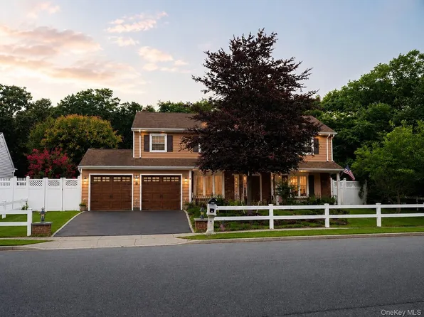 8 Singingwood Drive, Holbrook, NY 11741