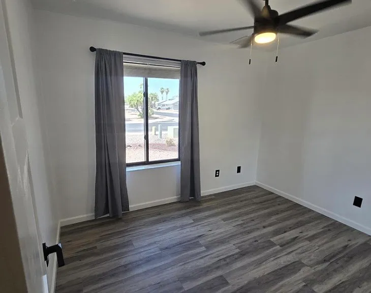 10521 W Loma Ln — Photo 5