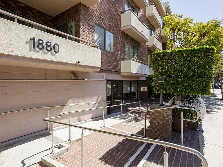 1880 Veteran Ave #211 — Photo 28
