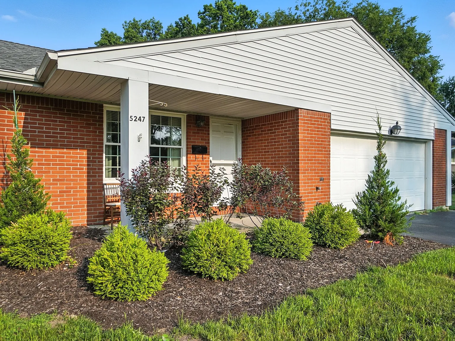 3 bed, 1.5 bath, 1372 sqft, $2,200 — Photo 2