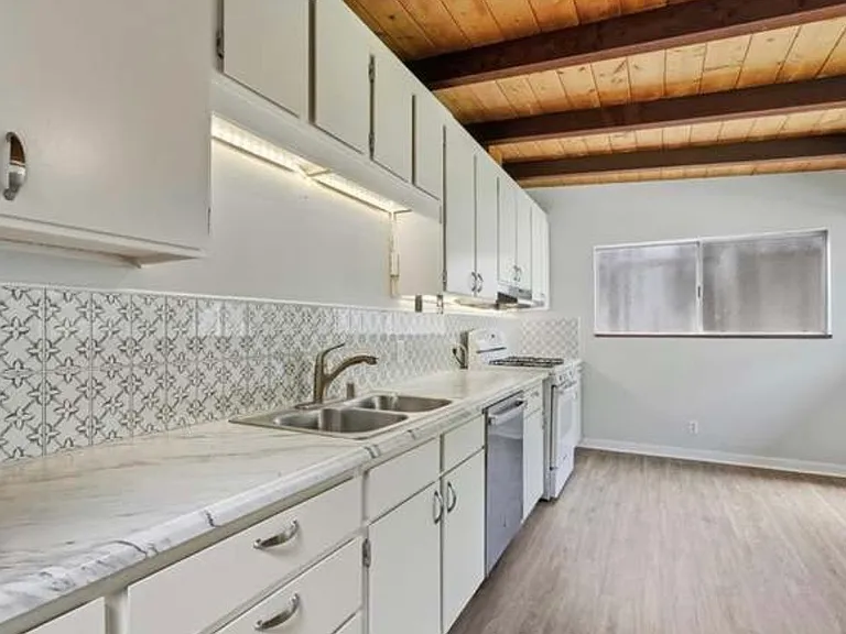 1320 Curtis Ave — Photo 4