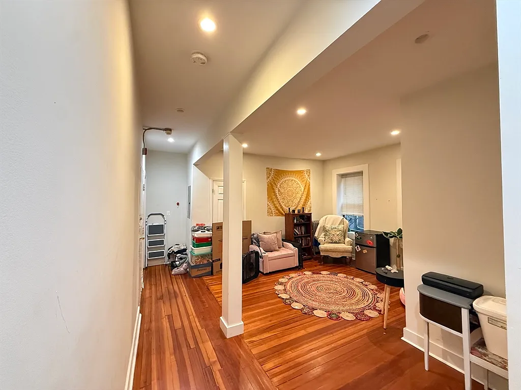3 bed, 1.0 bath, 950 sqft, $2,700 — Photo 2