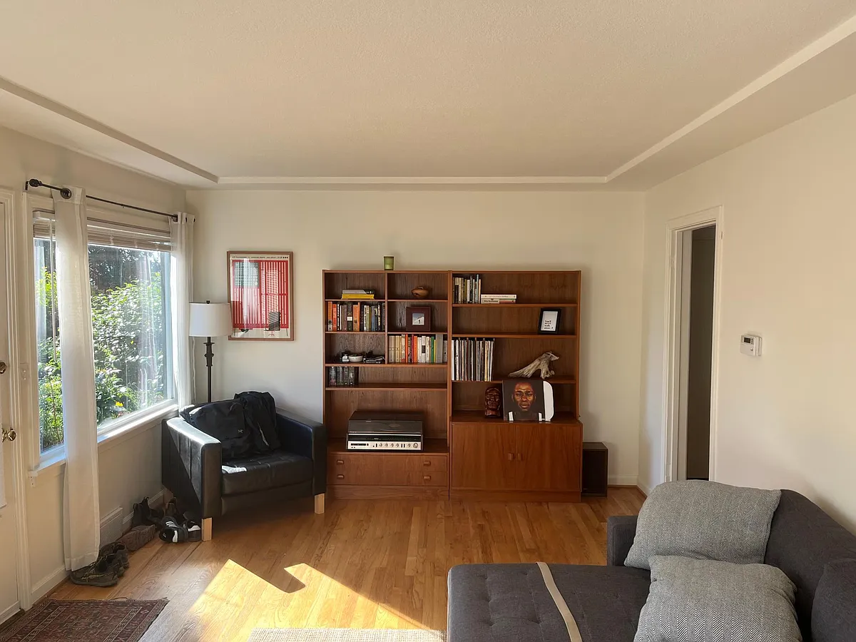 Living Room Area, furnishings not included in rental. - 13 SW Bancroft St #15