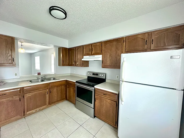 190 Bamboo Dr #B — Photo 3