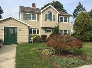 16 Chickadee Ln, Levittown, NY 11756