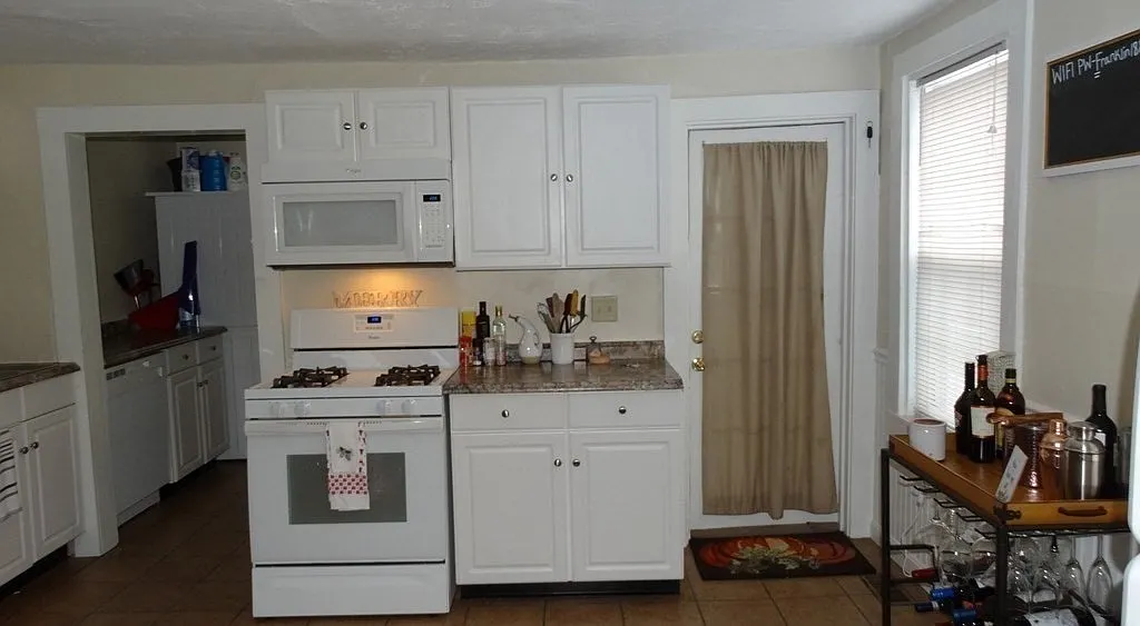 1 bed, 1.0 bath, 800 sqft, $1,800 — Photo 2