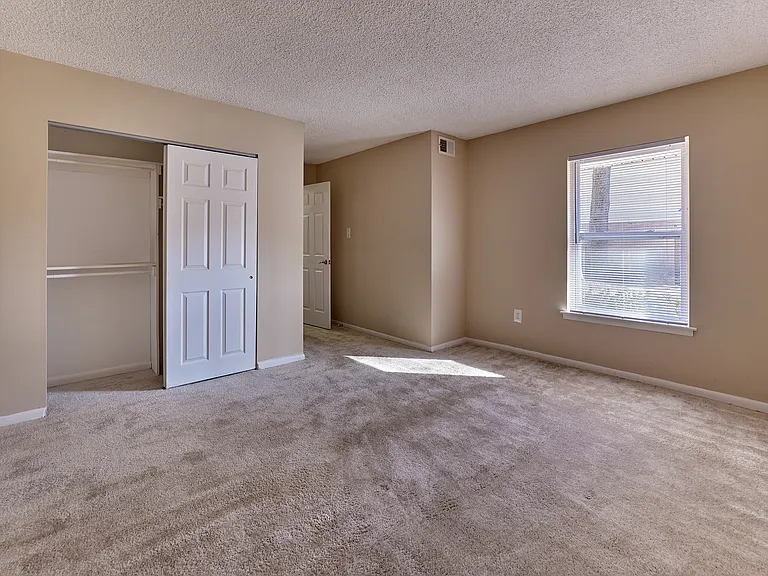 Bright Bedroom - 2 Bed 2 Bath