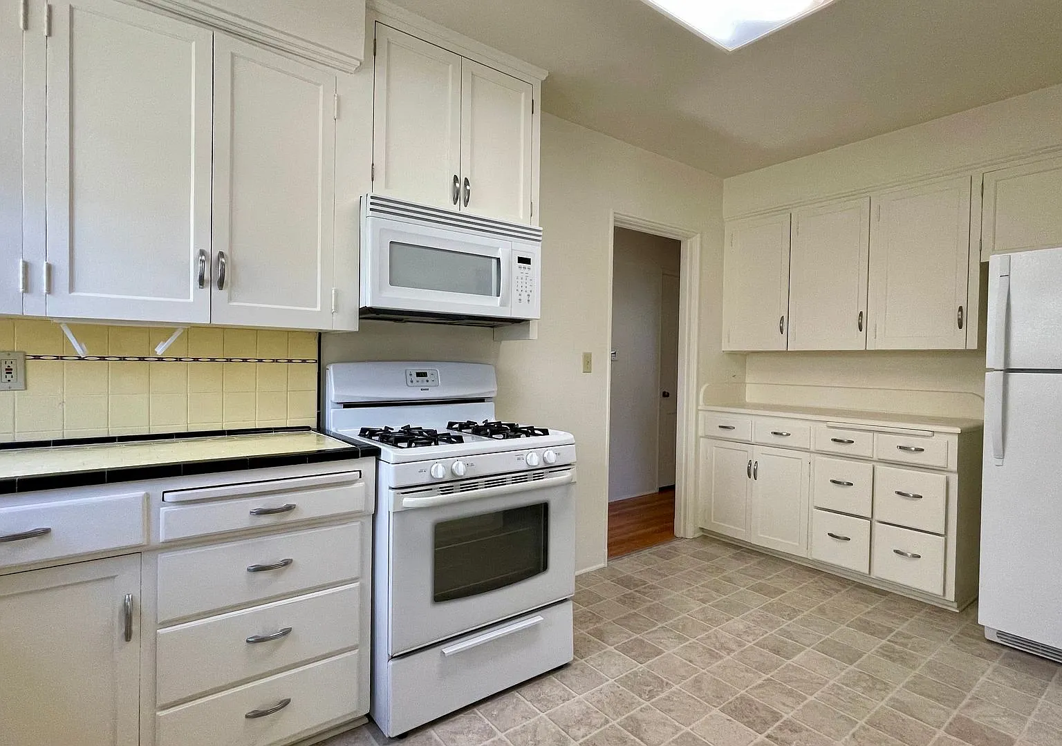 Single-Level 2-Bedroom 2-Bath House + Garage w/ Air Conditioning — Photo 4