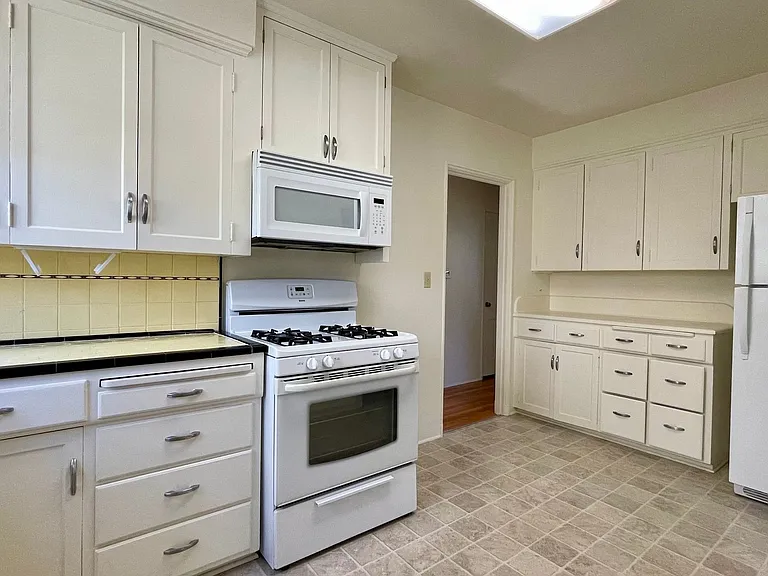 1491 Iris St — Photo 4