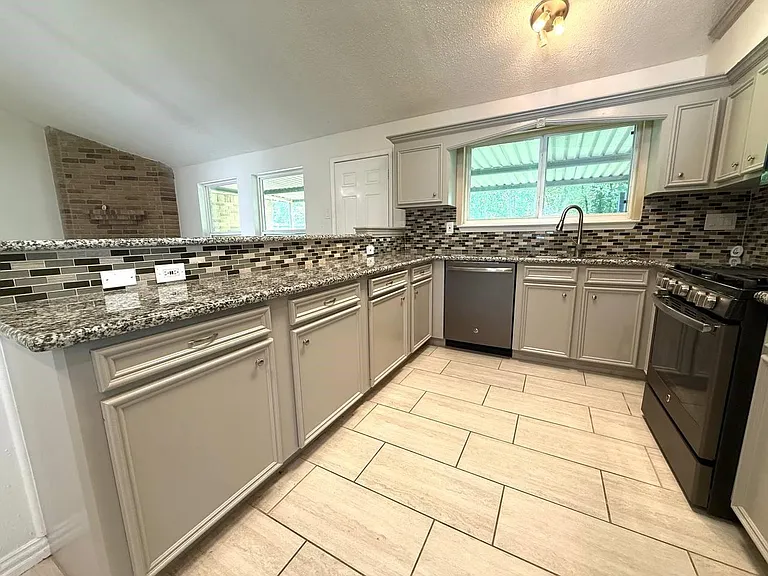 646 Fair Oak Dr — Photo 8