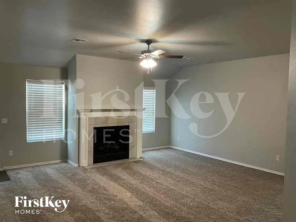 3 bed, 2.0 bath, 1716 sqft, $2,160 — Photo 3