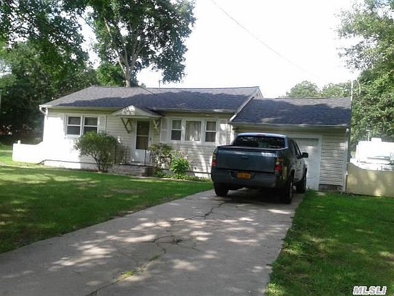 2nd image of 146 Bellport Ave
