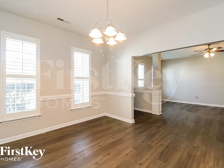 708 Hawthorn Ridge Dr — Photo 2