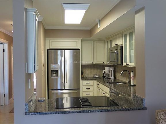 3rd image of 7 Shelter Cove Ln