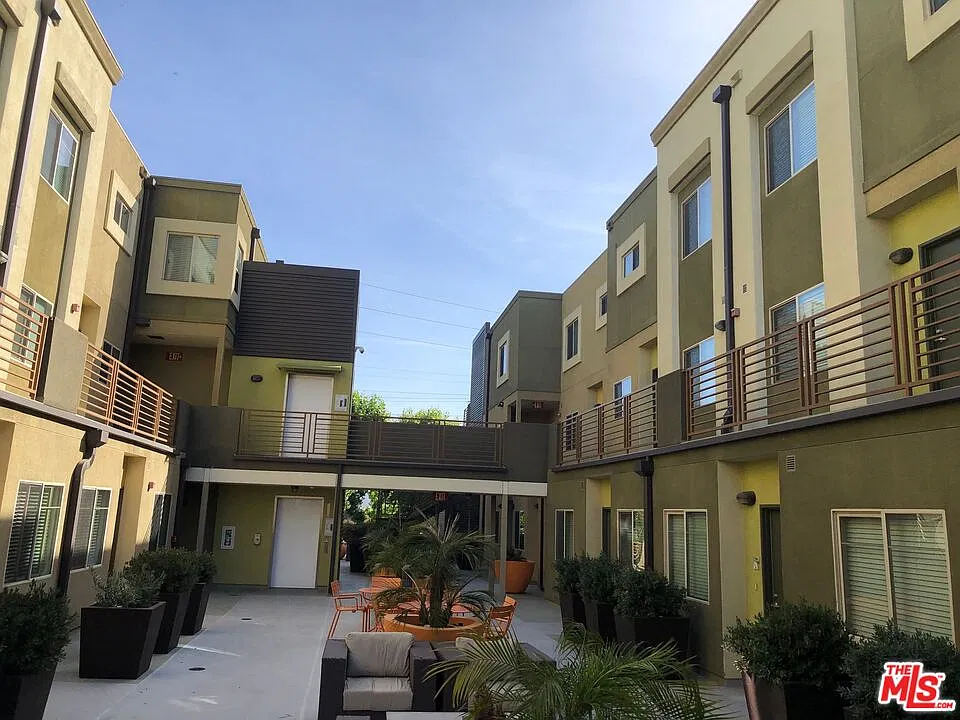 3 bed, 3.0 bath, 1790 sqft, $4,600 — Photo 2