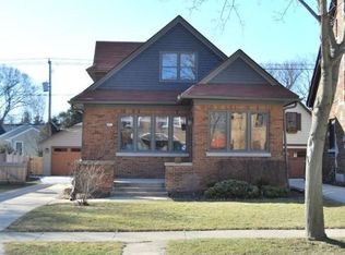 4837 N Woodburn St, Whitefish Bay, WI 53217