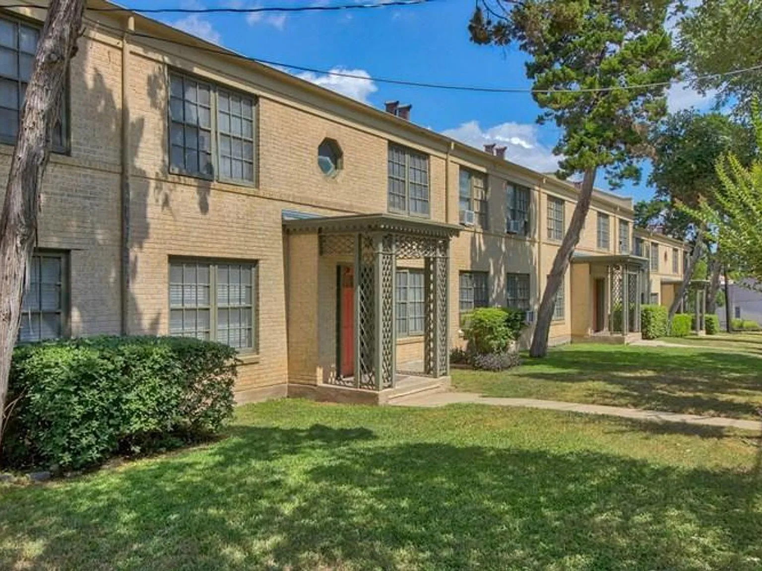 Bel-Aire Apartments — Photo 1