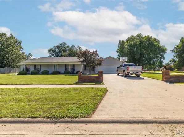 212 Foust Dr, Sikeston, MO 63801