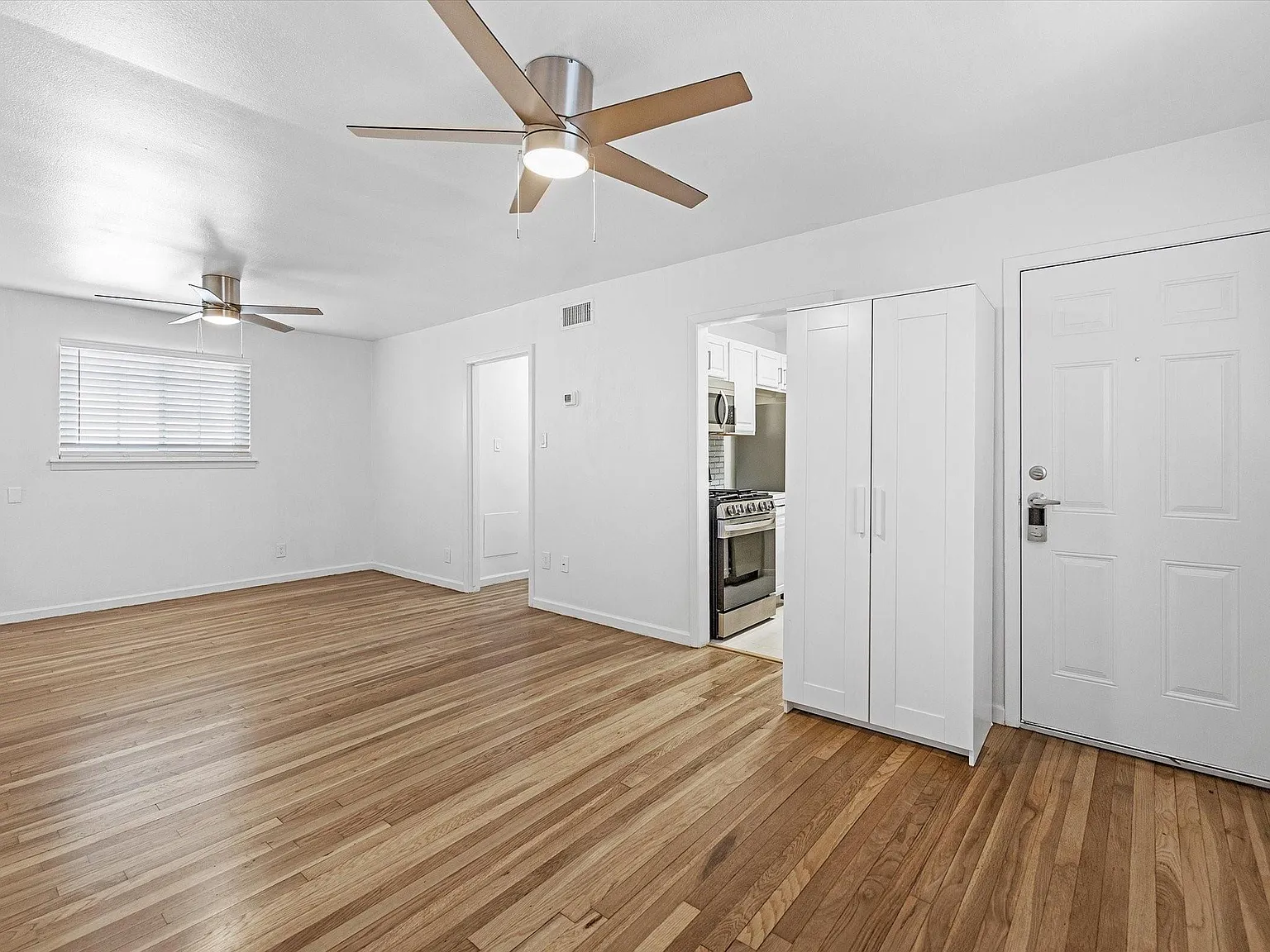 1 bed, 1.0 bath, 5360 sqft, $1,195 — Photo 4