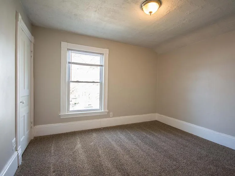 540 Livingston Ave NE — Photo 9